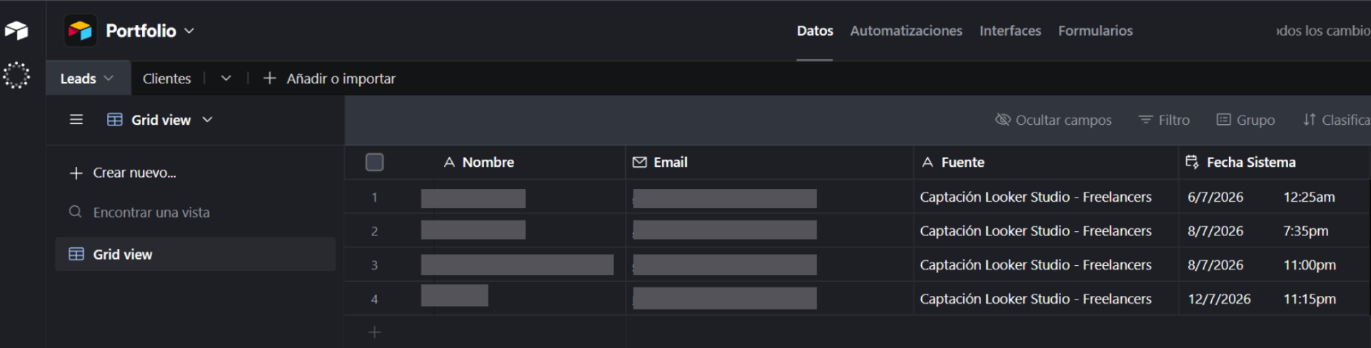 Tabla Leads en Airtable con registros reales del periodo, emails anonimizados, fuente Captación Looker Studio - Freelancers.